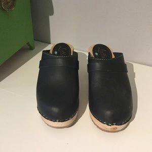 Black Lotta Clogs